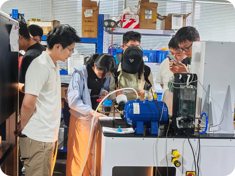 Inovando o armazenamento de energia juntos: professores e estudantes da Universidade de Shandong visitam para intercâmbio