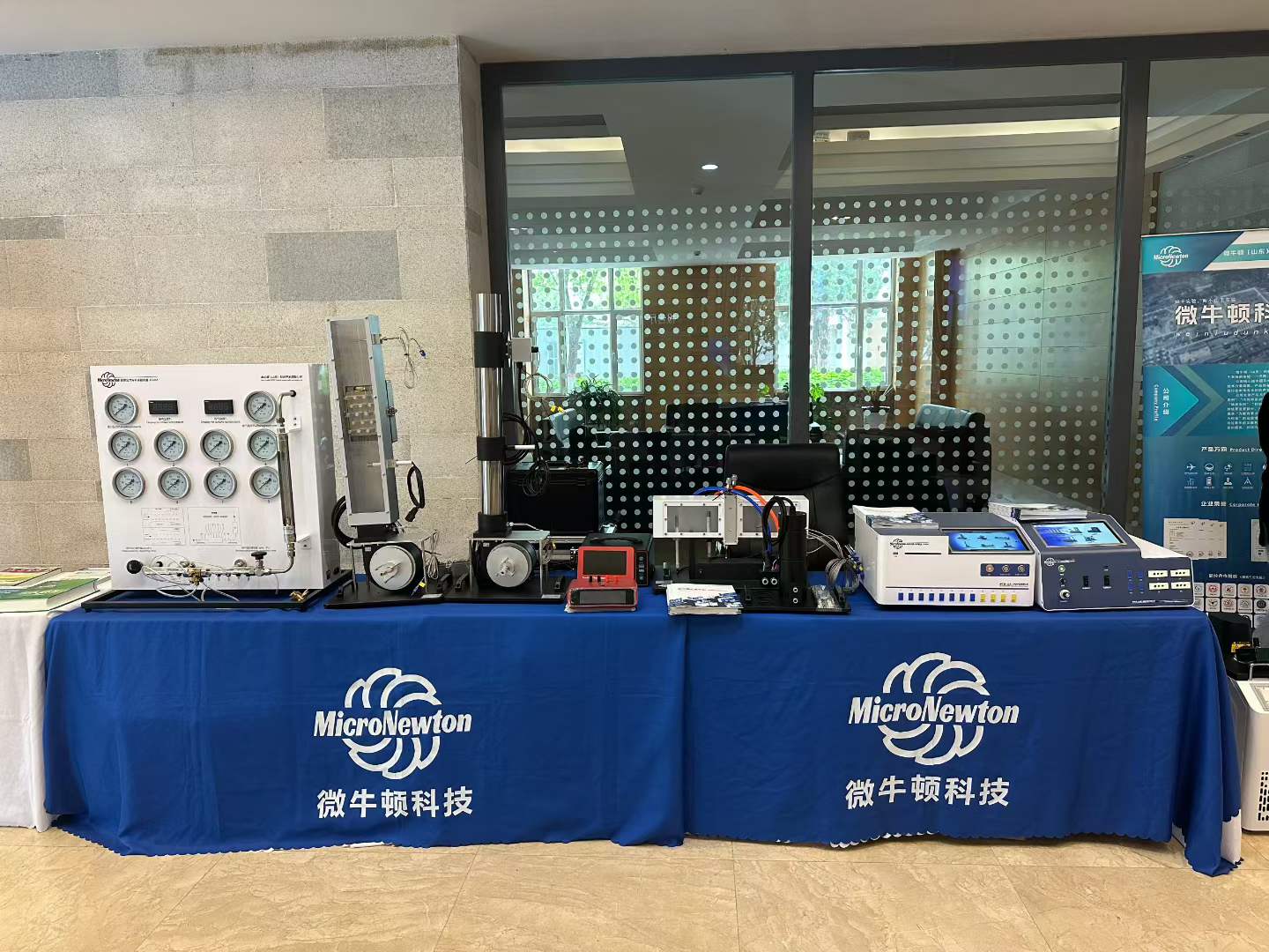 Exposição de equipamentos de laboratório de transferência de calor e termodinâmica na Universidade de Tecnologia da Mongólia Interior 