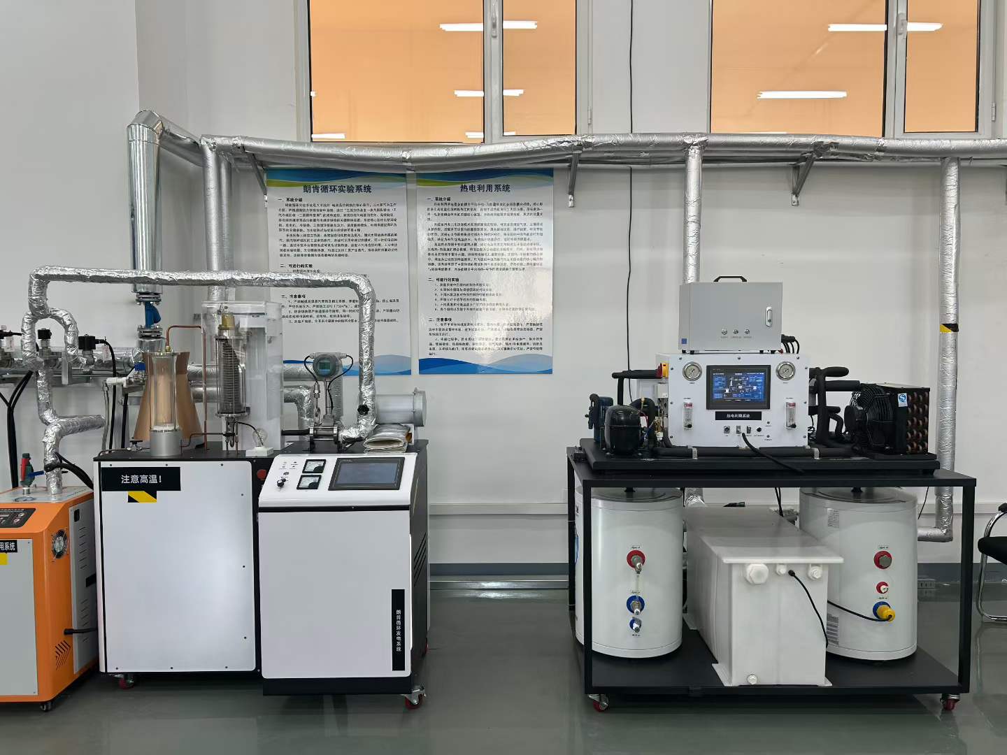 Exposição de equipamentos de laboratório de transferência de calor e termodinâmica na Universidade de Tecnologia da Mongólia Interior 