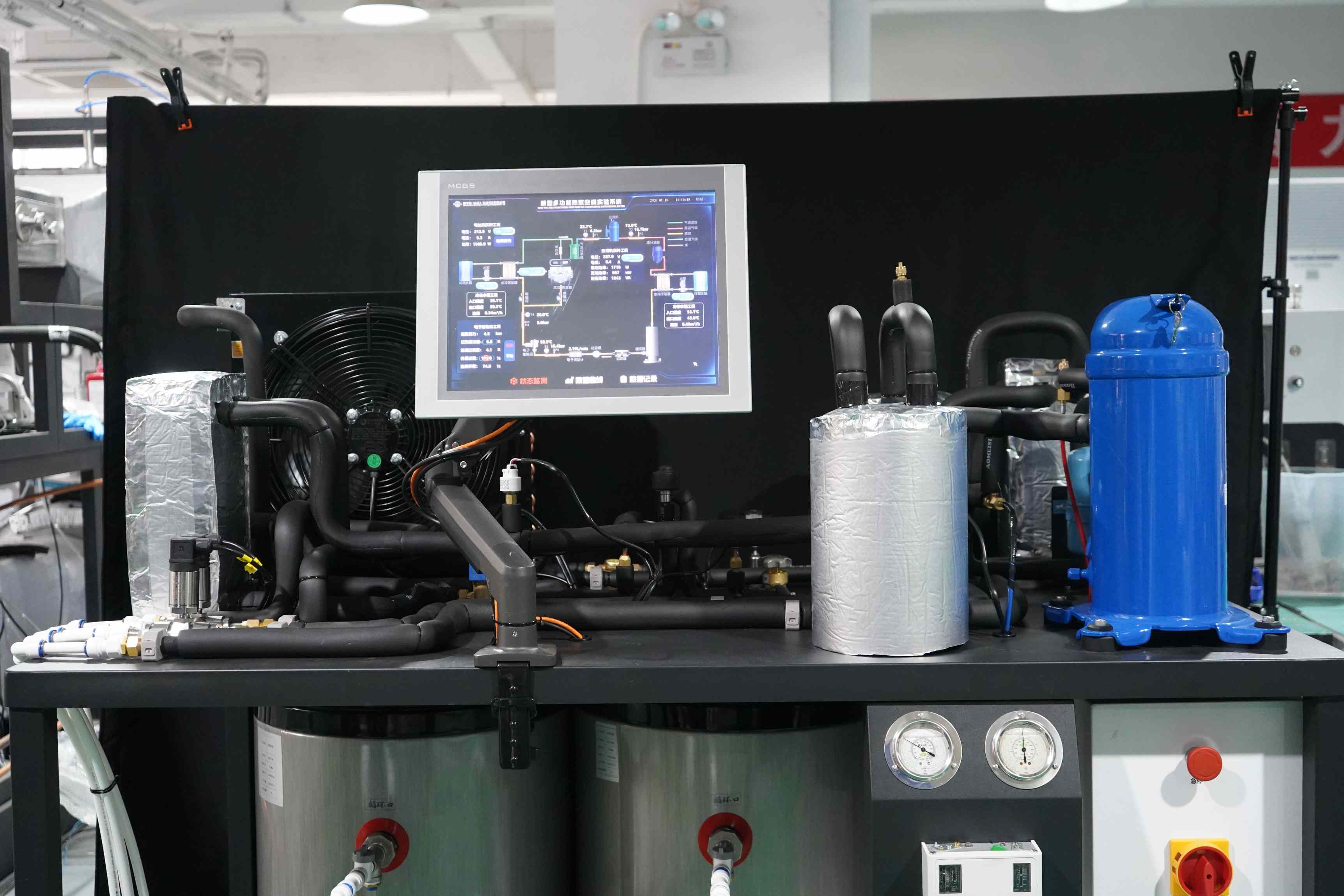 Sistema experimental multifuncional de bomba de calor de alta temperatura para educação em engenharia de energia